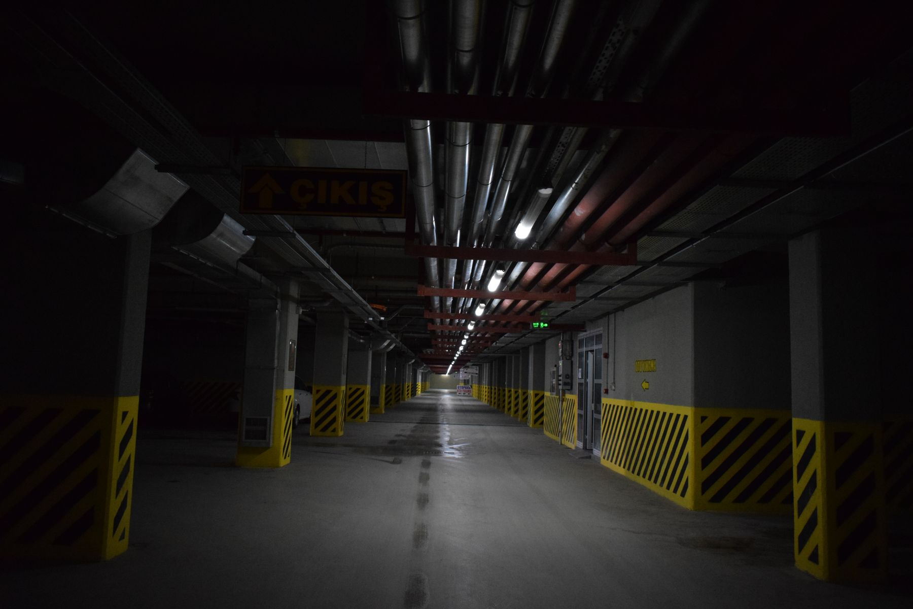 Parking souterrain et réseaux en plafond
